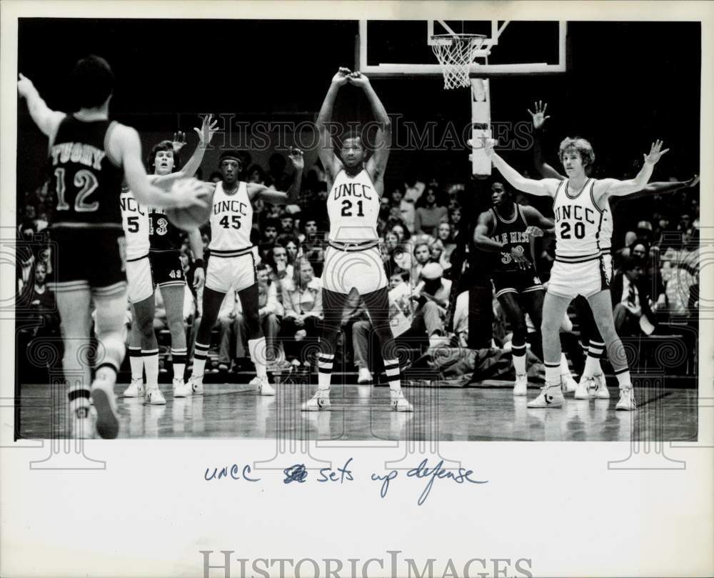 1978 Press Photo UNCC players set up defense during basketball game - lrb14972