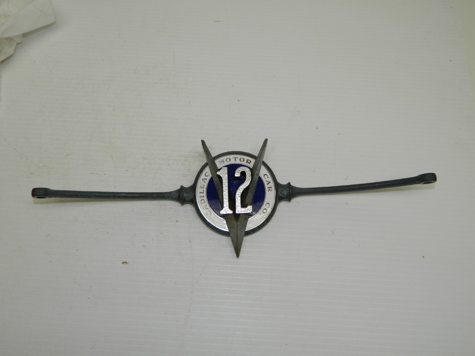 1930 1931 1932 1933 1934 35 1936 37 Cadillac V12 Headlight Tie Bar Black Emblem