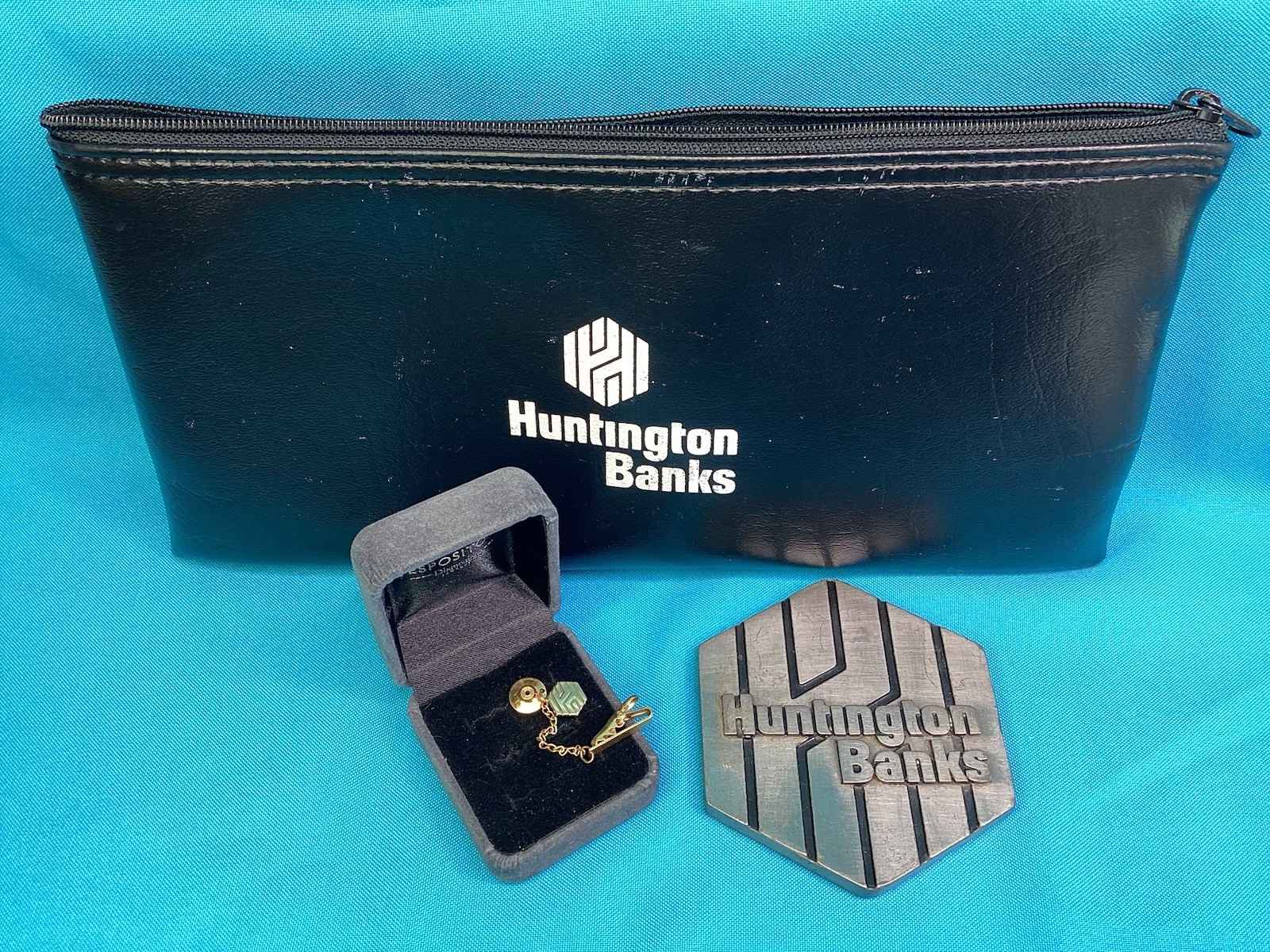 Vintage Lot 1970s HUNTINGTON BANKS Deposit Bag Paperweight Tie Tack 120 12K G.F.