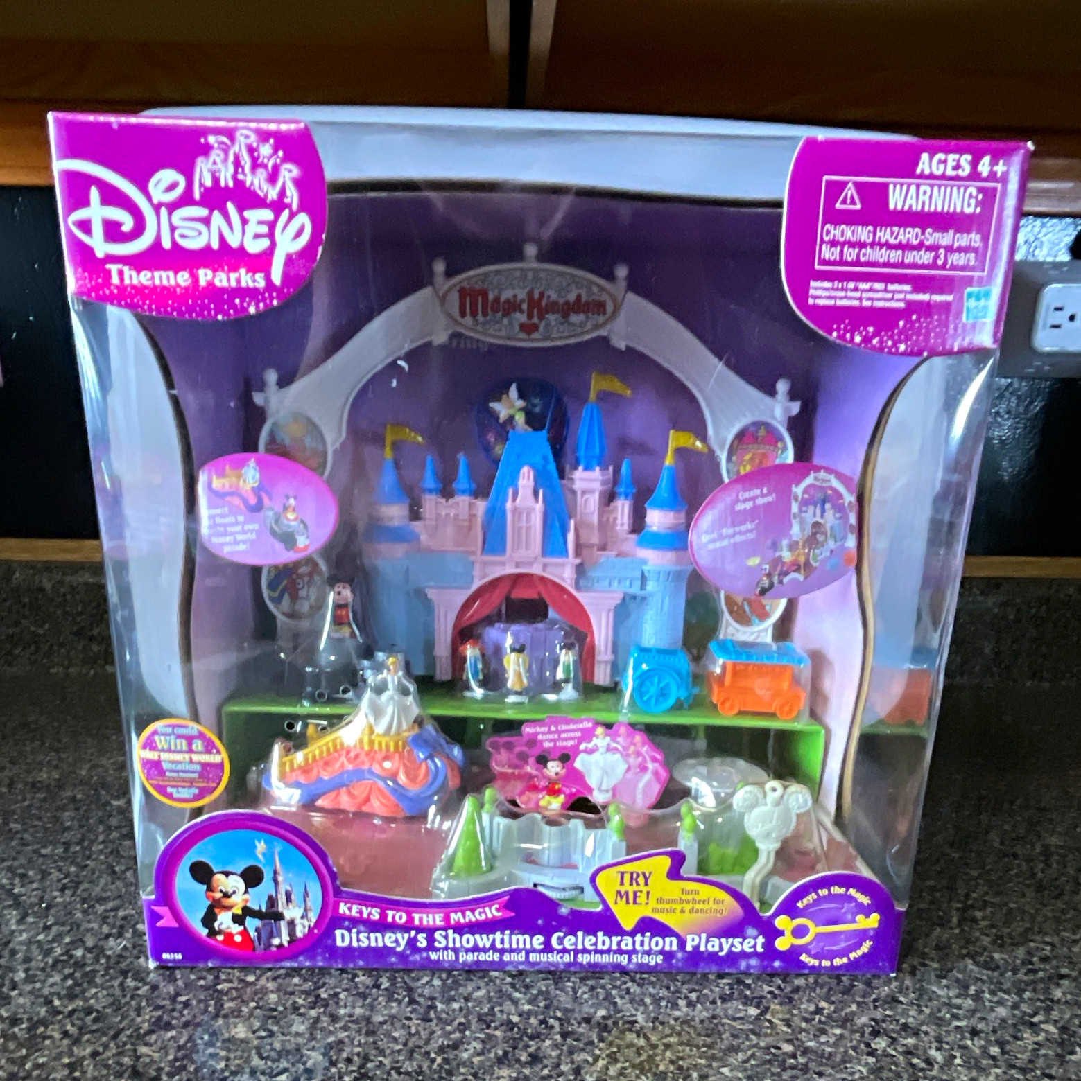 Disney Theme Parks Keys to the Magic Celebration Playset Mickey & Cinderella