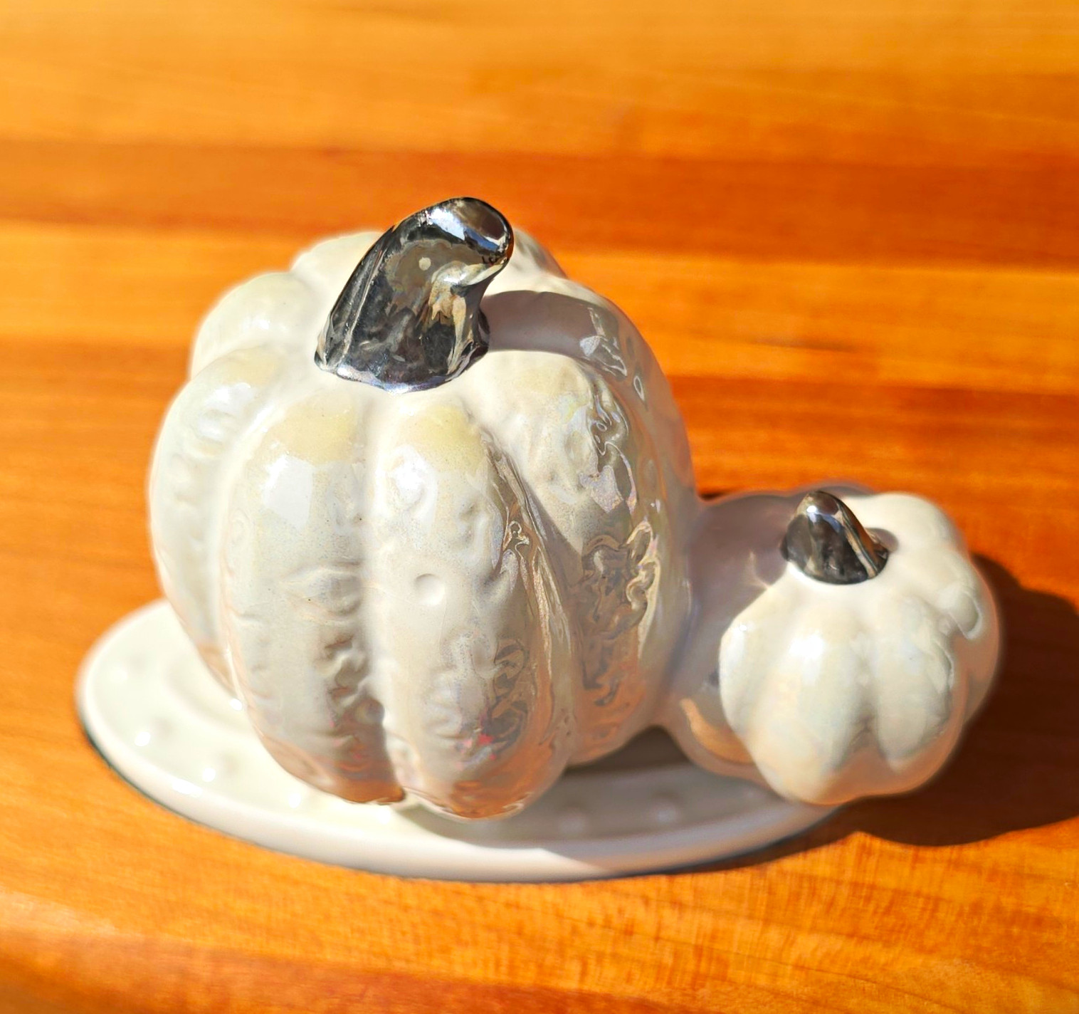 Nora Fleming Pearl Pumpkins P4 Very Collectible. Excellent Condition No Crazing