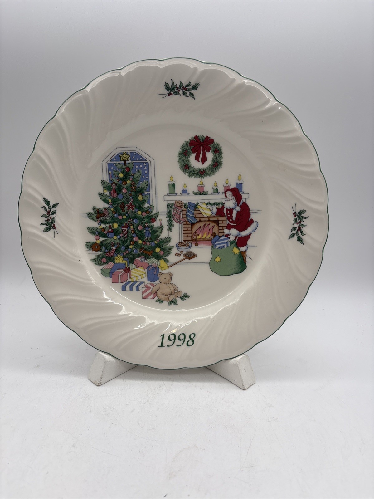 Nikko Happy Holidays 1998 Plate Chestnuts Roasting on Open Fire Holiday Spirt