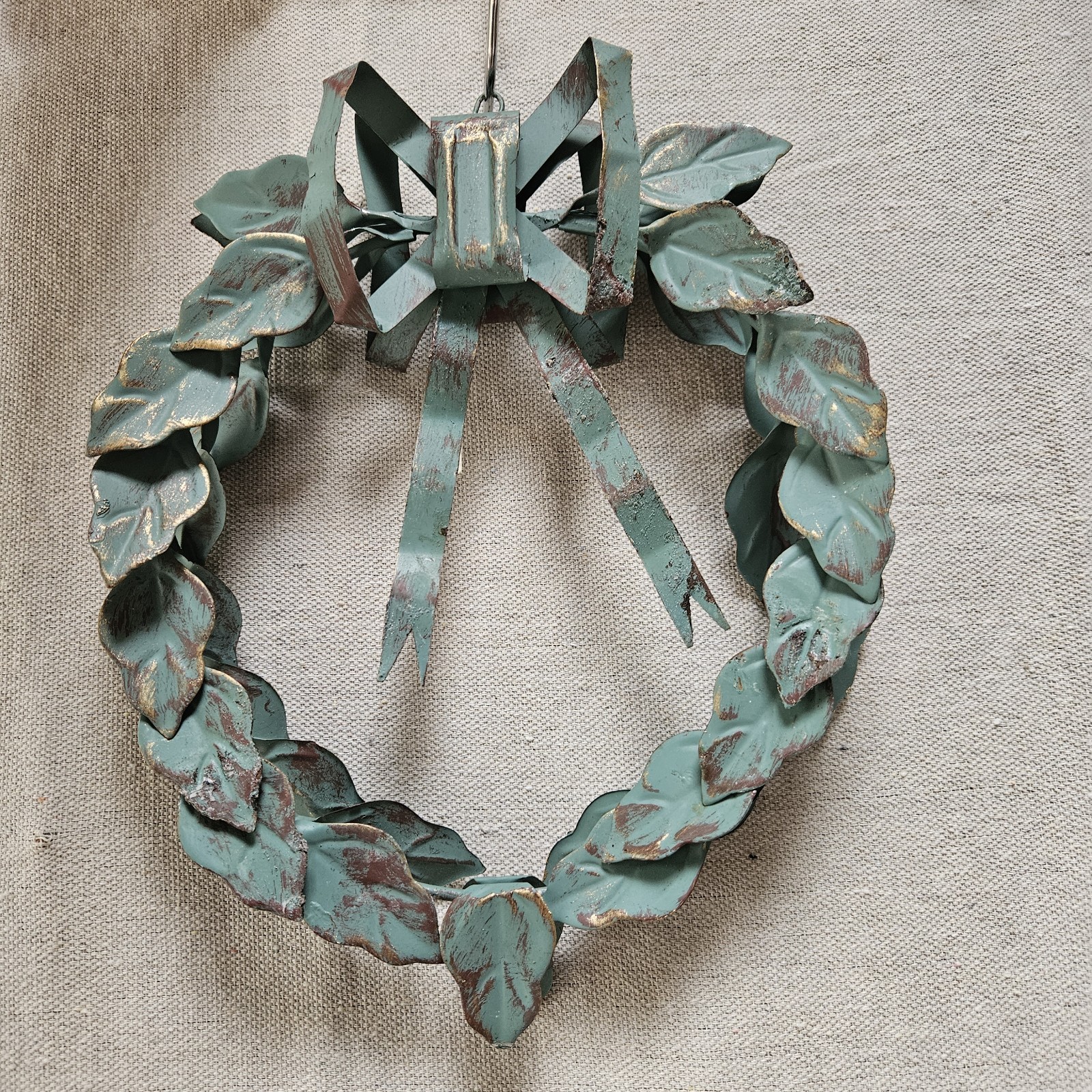 VTG 1999 Enesco Tole Ware Metal Magnolia Holiday Wreath w/Bow Green Gold Gilded 