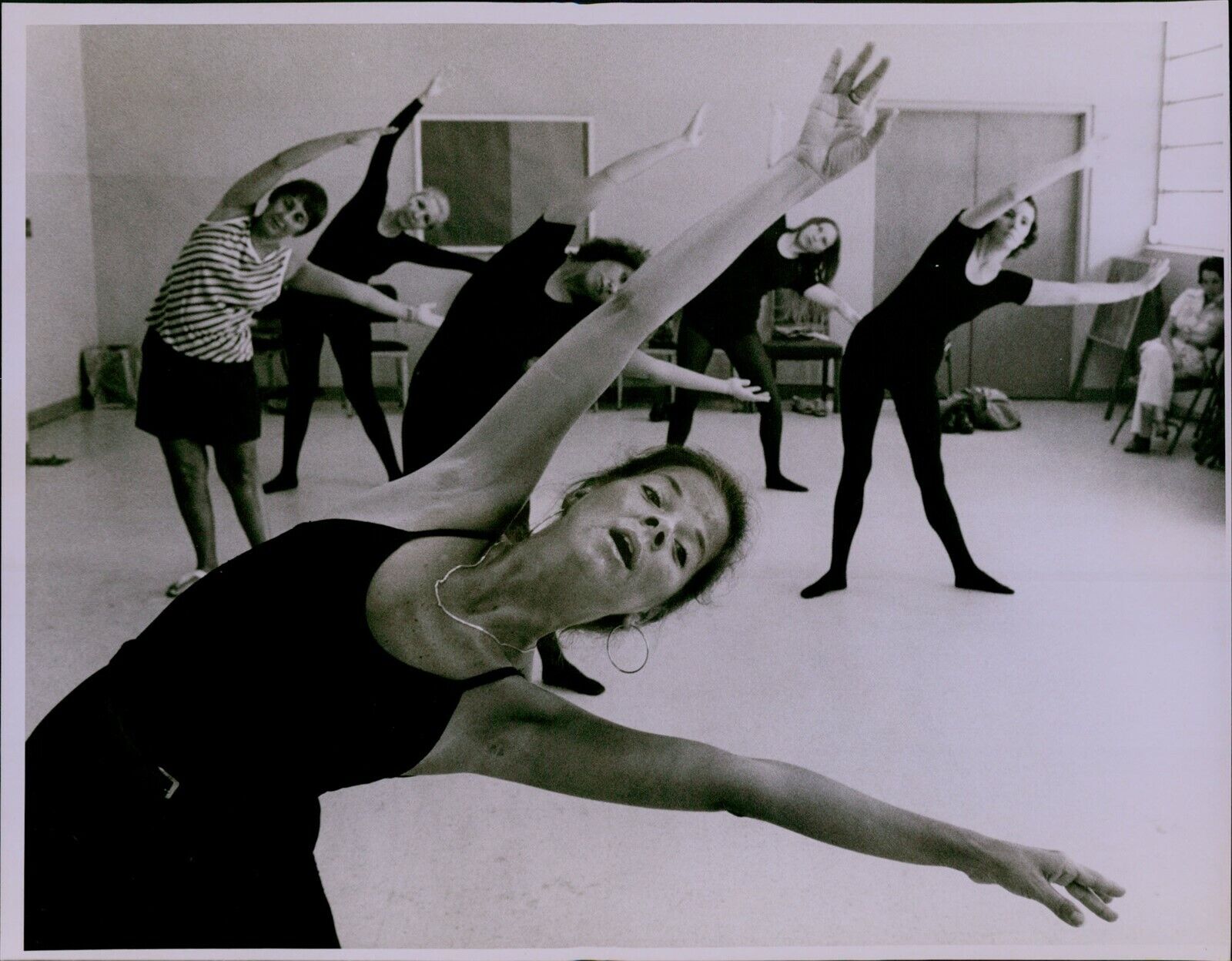 LG887 1975 Original Bob Eighmie Photo WOMENS AEROBICS CLASS Ladies Stretching