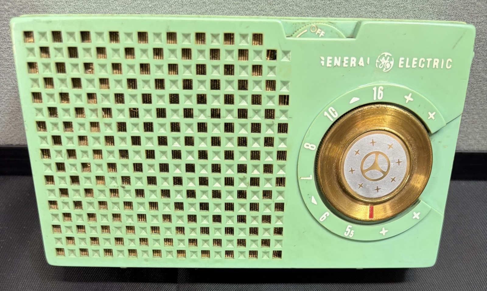Vintage 1955 GE General Electric 678Transistor Radio Green W/ Rare Eveready 239