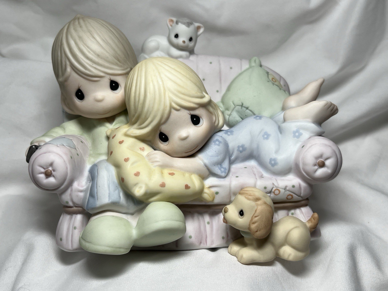 Precious Moments “Together is the Nicest Place to Be” 4003175 -2005 Couple Couch