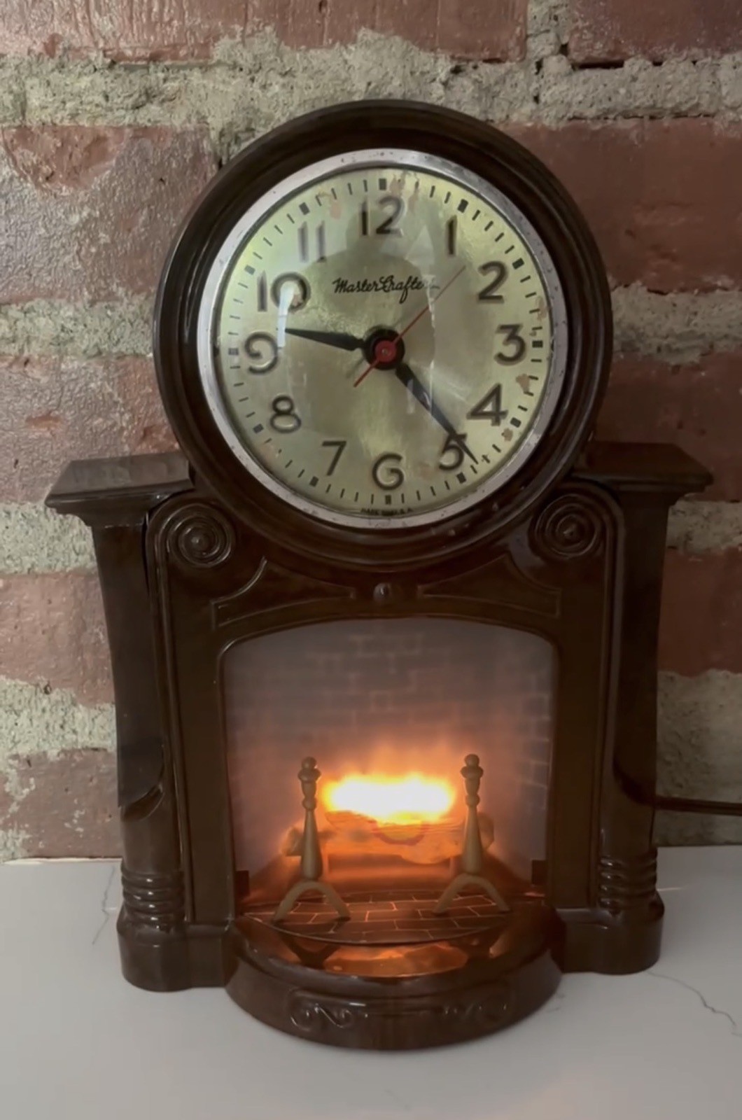 Vintage 1960s Mastercrafters 272 Animated Fireplace Novelty Clock Video Cottage