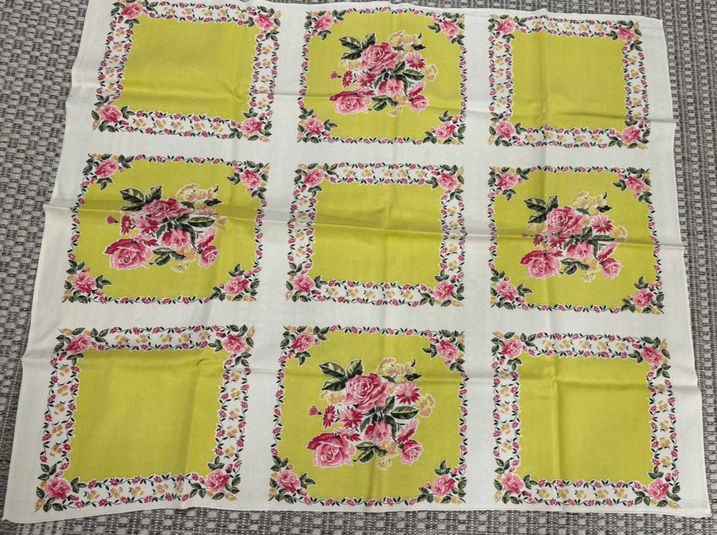 VINTAGE SMALL KITCHEN TABLECLOTH ~ YELLOW w PINK ROSES & NAPKINS 30\