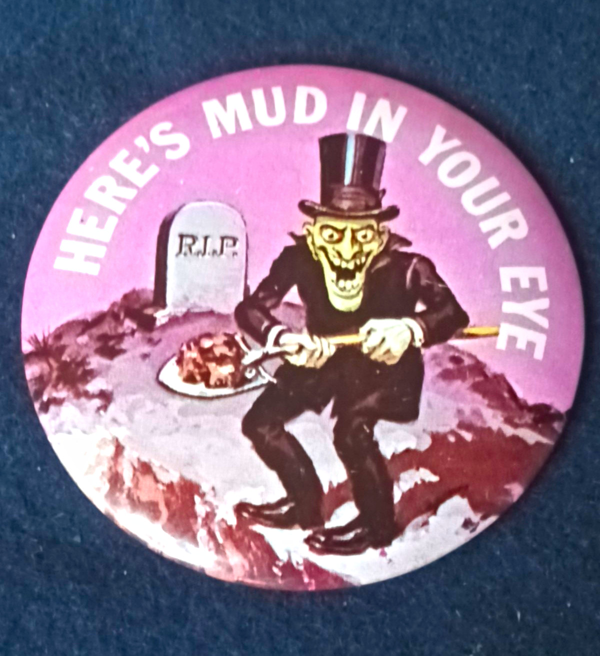 Vtg 1960s Topps Ugly Buttons Heres Mud In Your Eye Ghoul Grave Shovel Pinback 2”