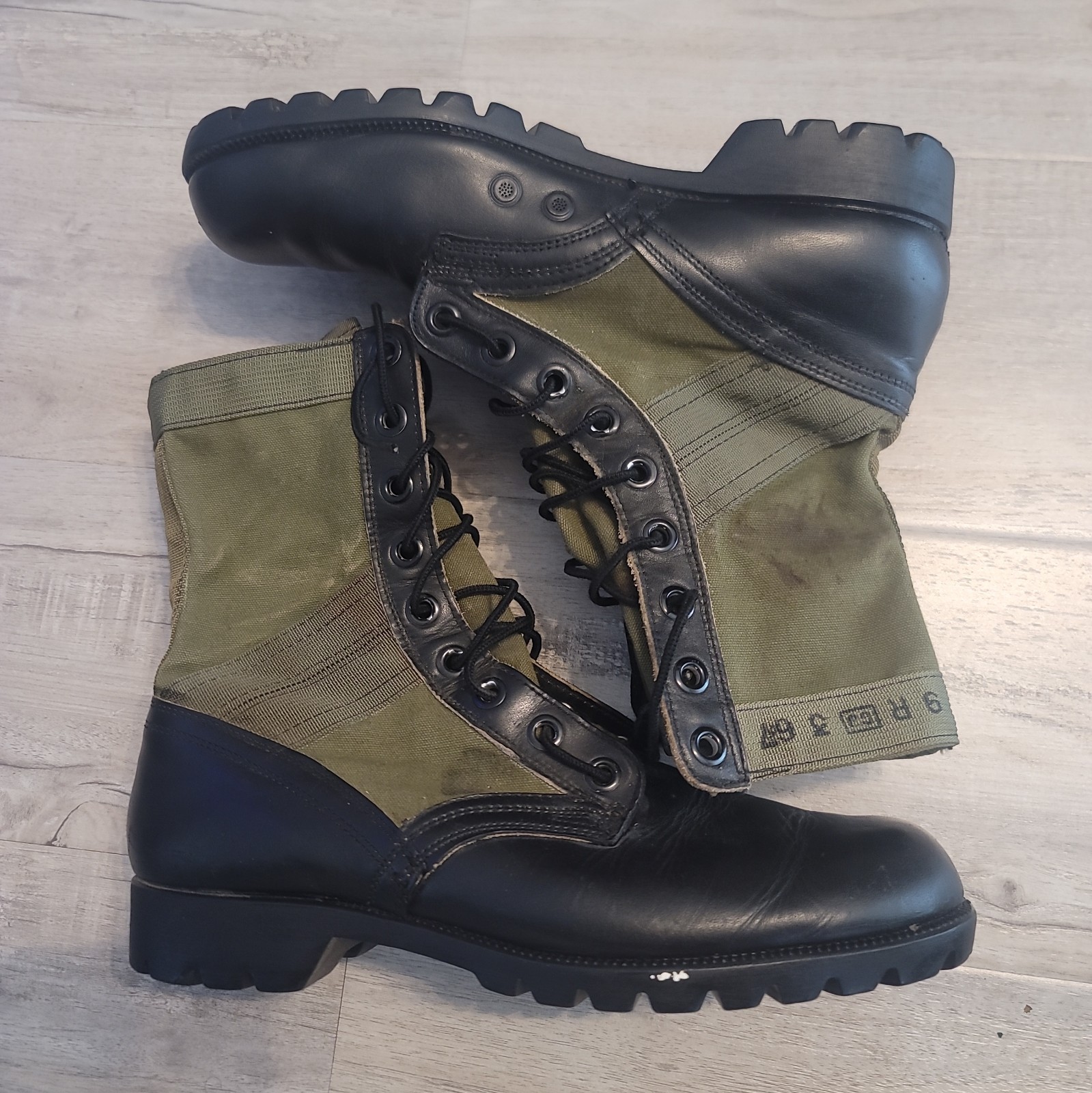 GENUINE USGI ISSUE 1967 US ARMY VIETNAM WAR ERA JUNGLE BOOTS - SIZE 9R
