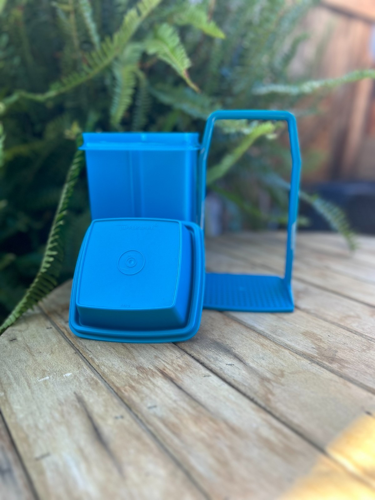 Tupperware Pick A Deli Pickle Keeper 8Cups/2Q Strainer BLUE NEW Tupperware Pick A Deli Pickle Keeper 8Cups/2Q Strainer BLUE NEW