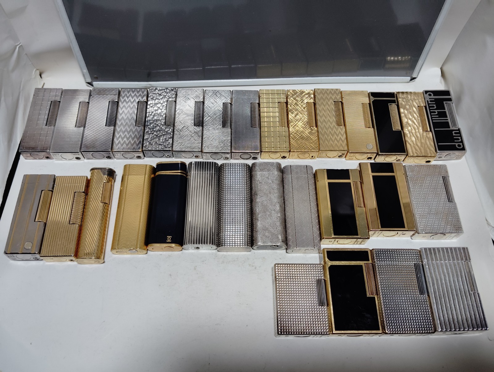 Lot of Gas lighters in need of a lot of repairs