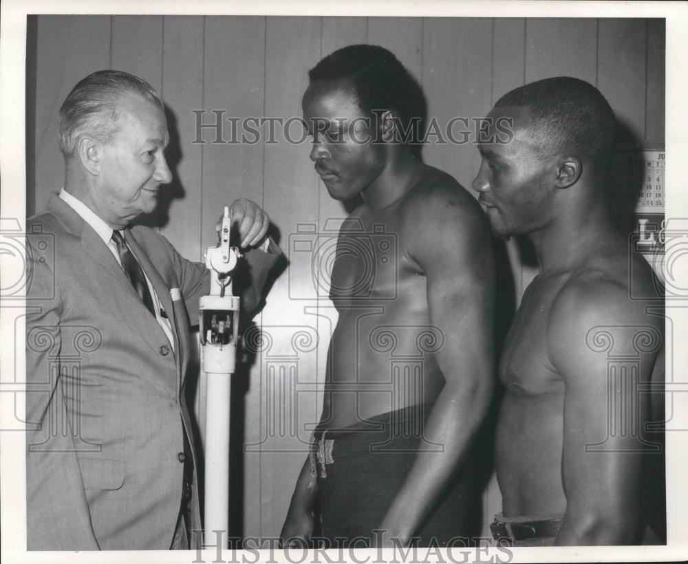 1968 Press Photo Emile Bruneau and Boxers Joe Shaw, Percy Pregh at Weigh In