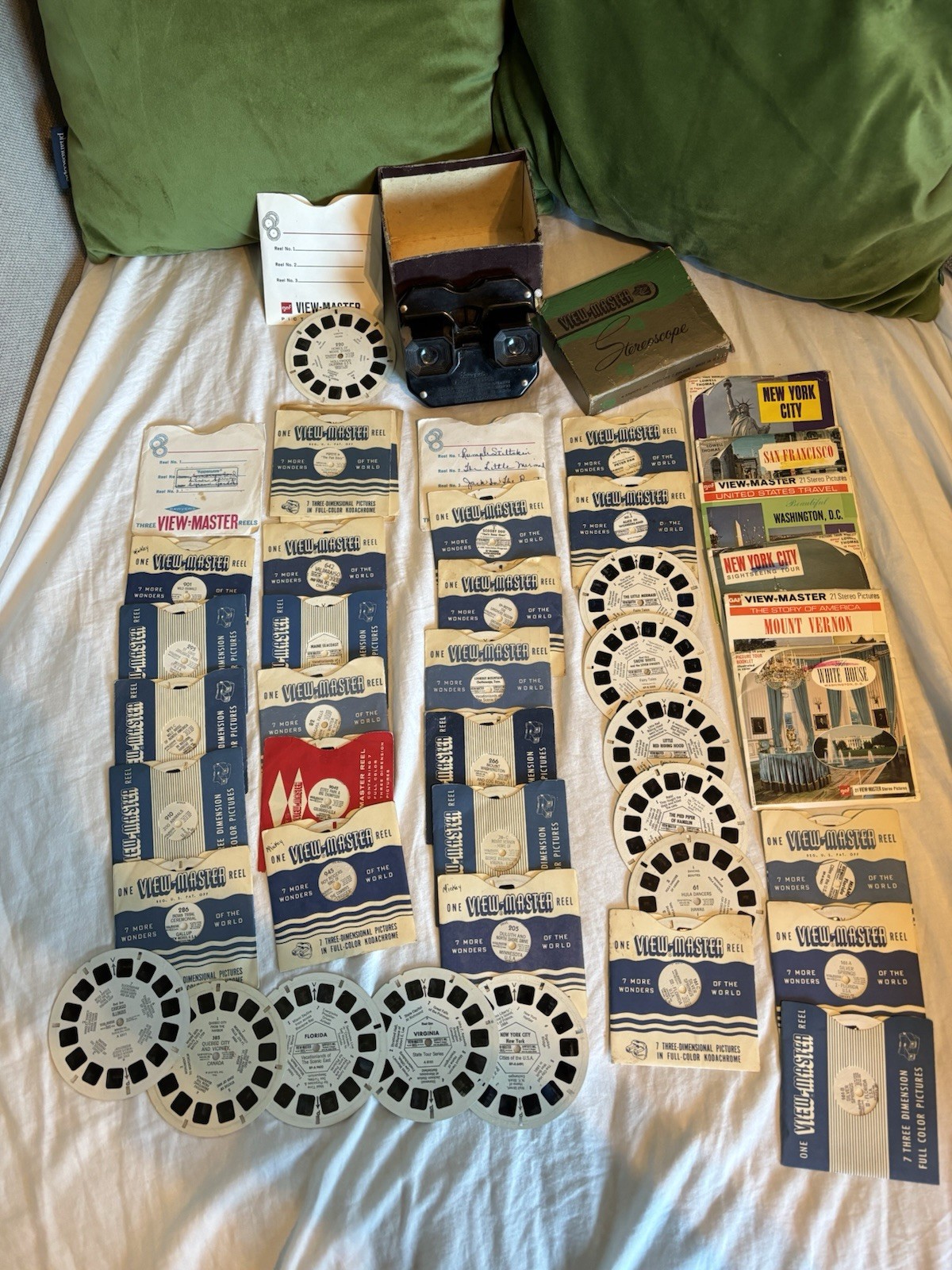 Vtg 1950’s Sawyers Bakelite View-Master Stereoscope + 63 Reels w Orig Box