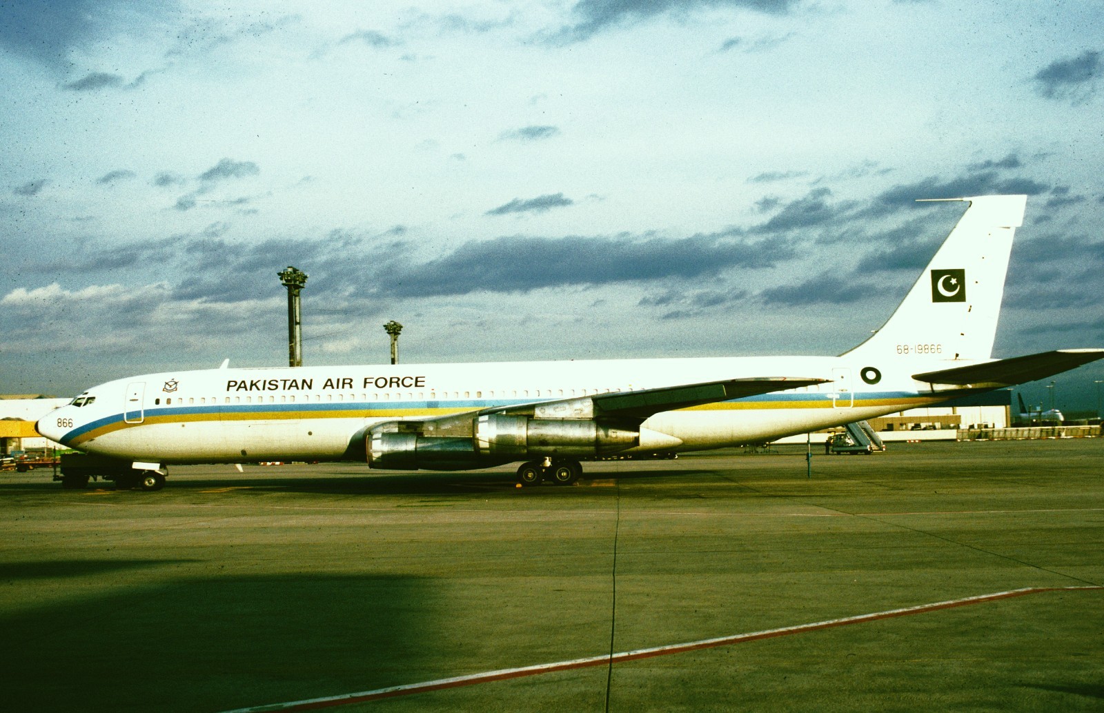 Original 35mm aircraft Slide Pakistan Air Force Boeing B-707-340C 68-19866 plane