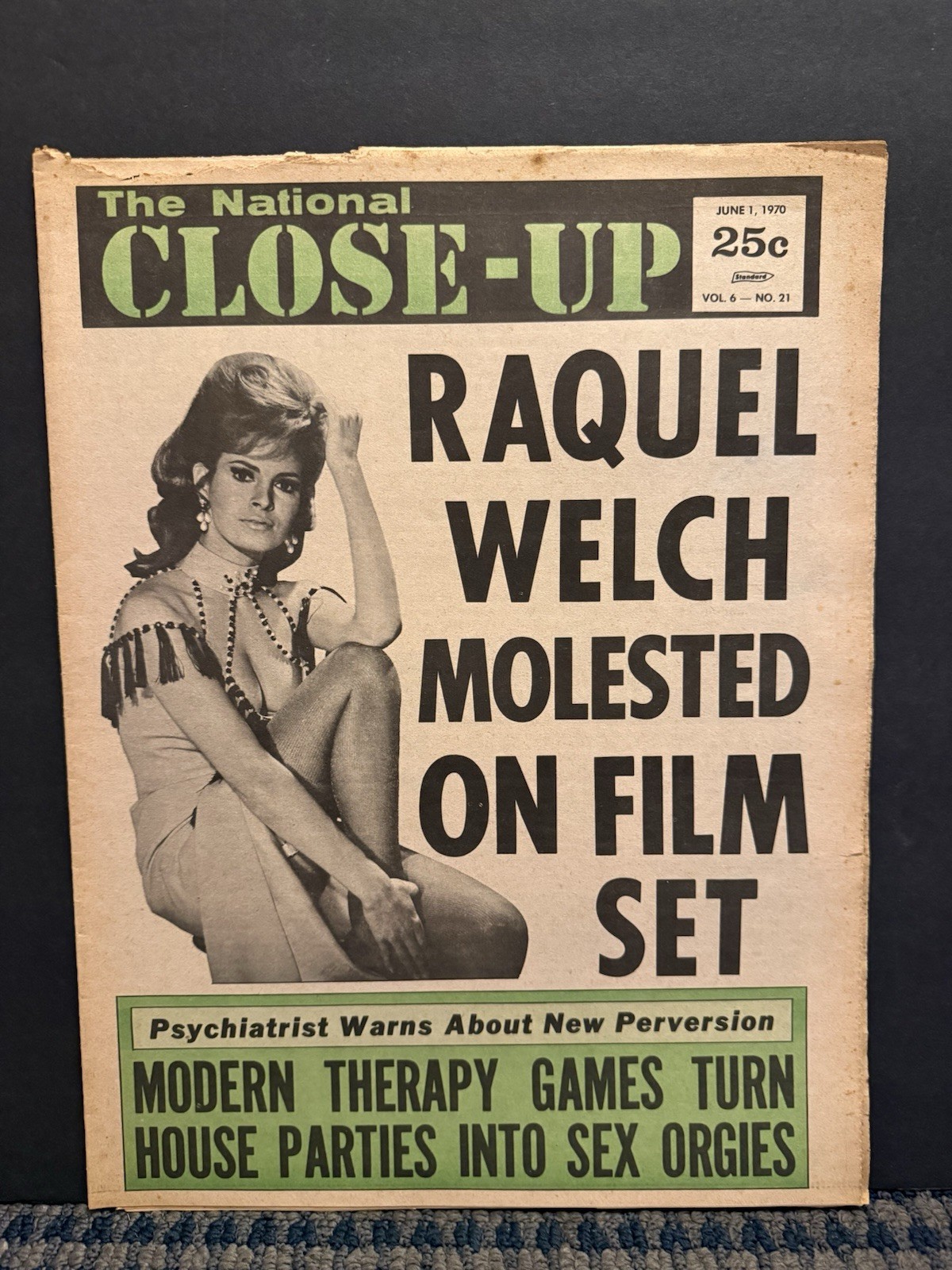 1970 June 1st National Close-Up Newspaper, RAQUEL WELCH (VRN10)