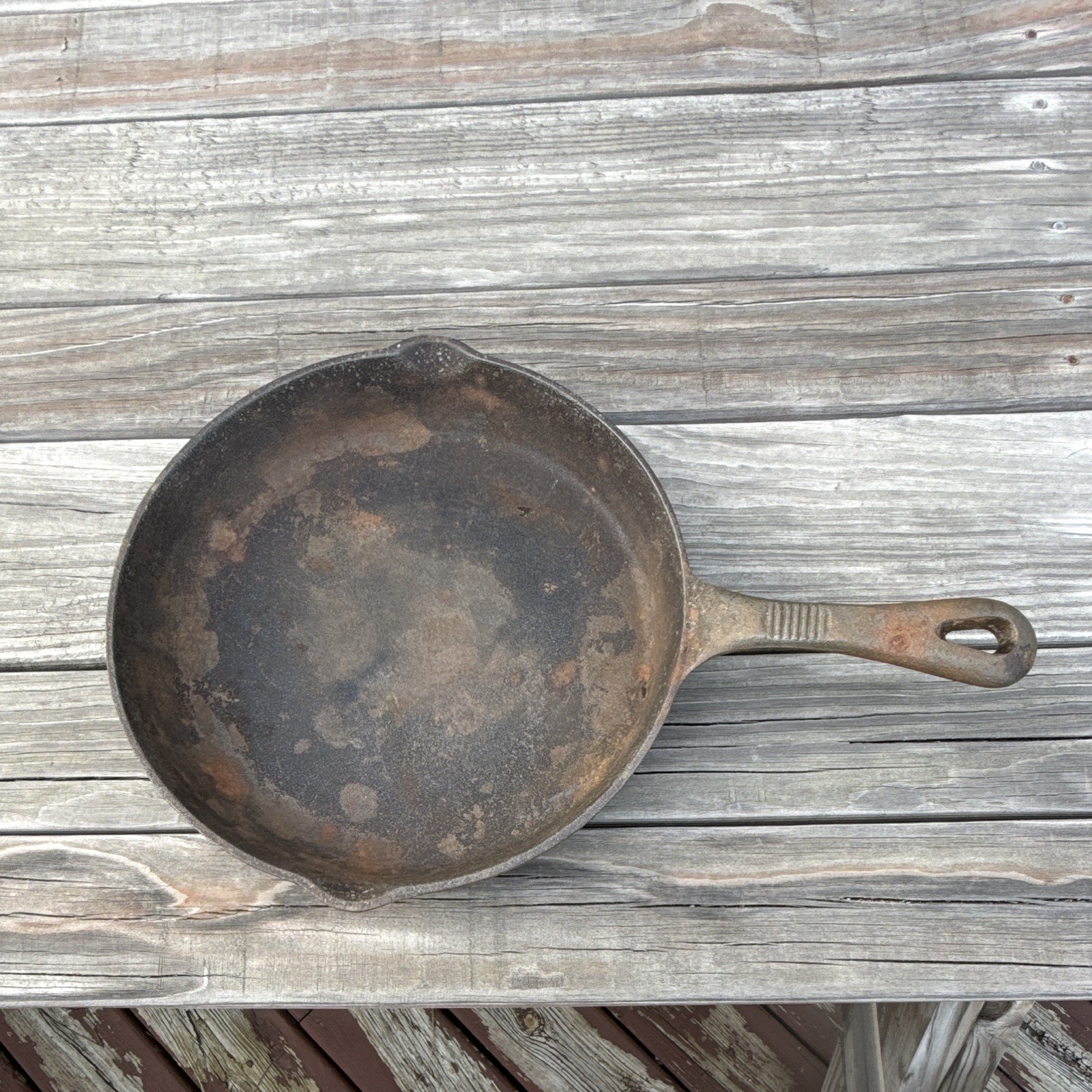 MSE Cast Iron 10in Round Frying Pan Skillet with Pour Spout