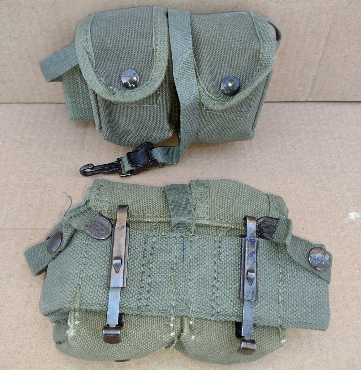 (1) GREEK M1956 AMMO POUCH FOR M1 GARAND EN BLOCS 1970s w/ ALICE CLIPS