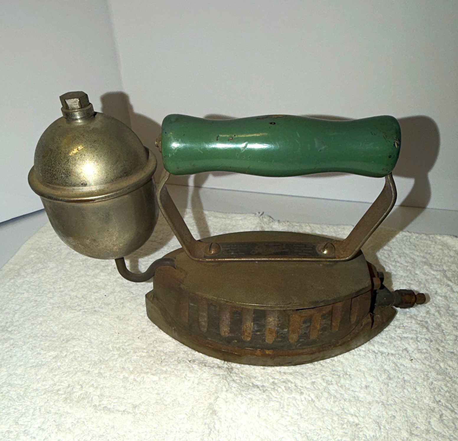 Vintage Royal model 25 , liquid fuel iron ( b8) Vintage Royal model 25 , liquid fuel iron ( b8)