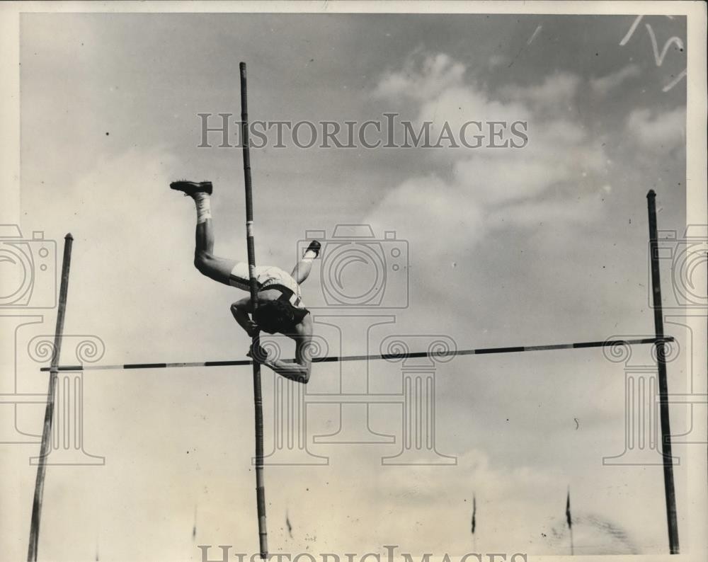 1924 Press Photo E Owen of Pennsylvania in pole vault 12 feet 6 inches