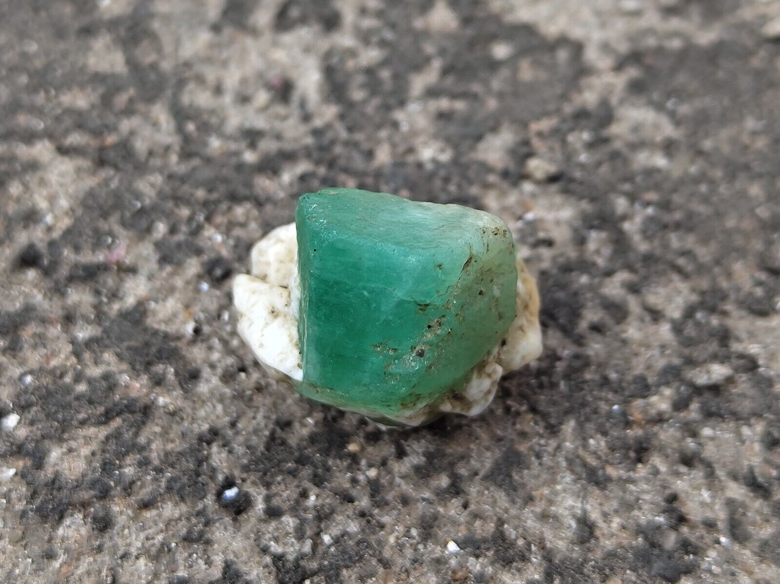 Wow What a Natural Emerald Specimen 29.3Carats 20×19×14mm Green Color