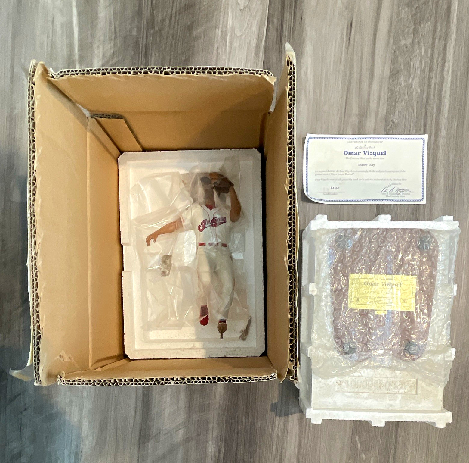Omar Vizquel Danbury Mint  MLB Baseball Figurine 8in Box and COA.