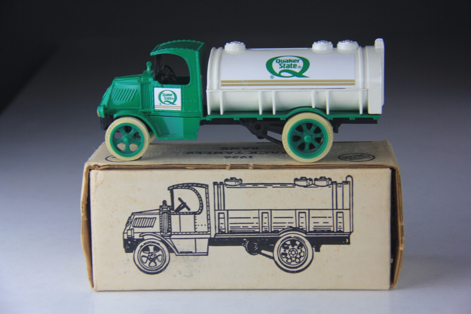 ERTL 1926 MACK TANKER BANK QUAKER STATE NEW NIB