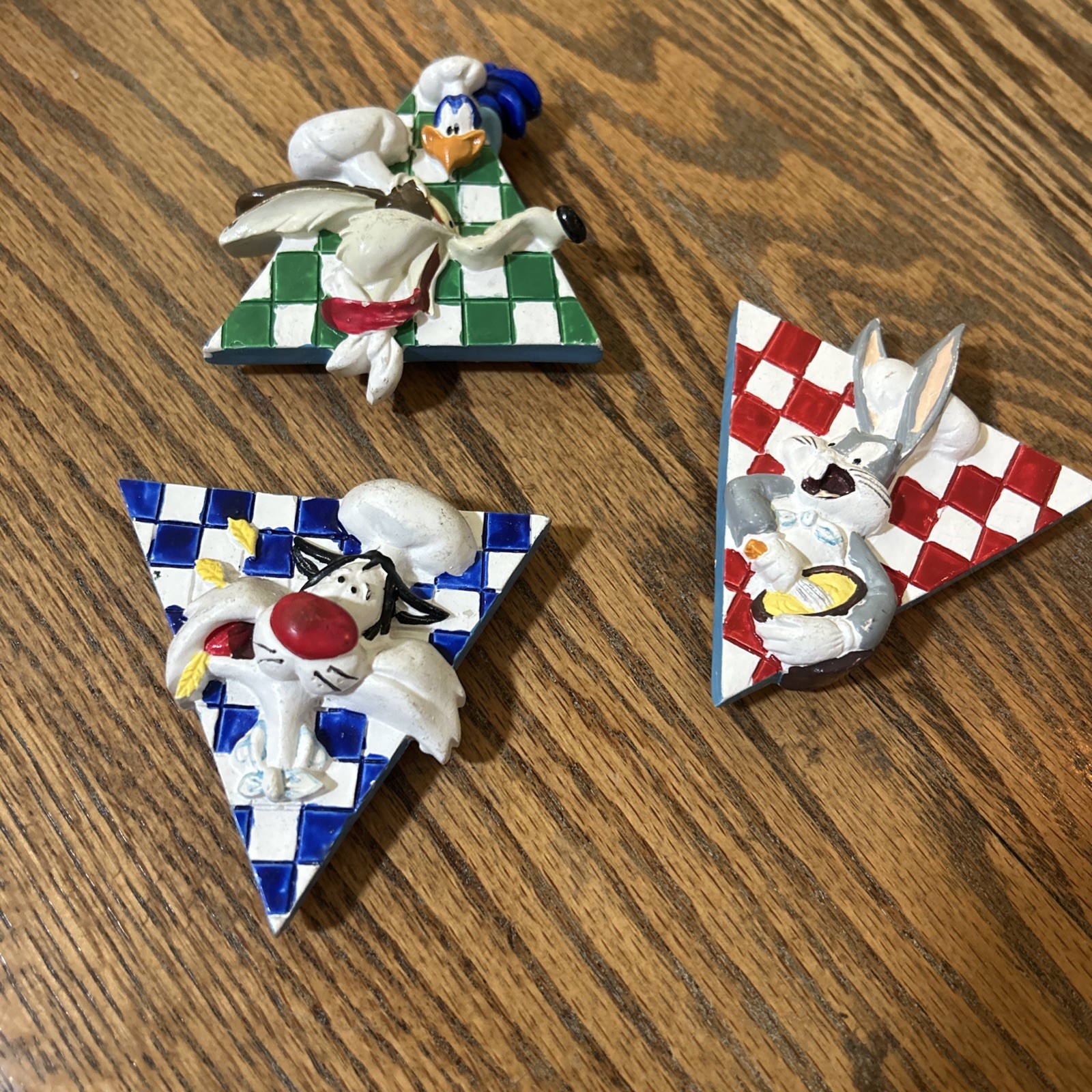 Looney Tunes 1994 Bugs Bunny Sylvester Vintage Ceramic Triangle Fridge Magnets 