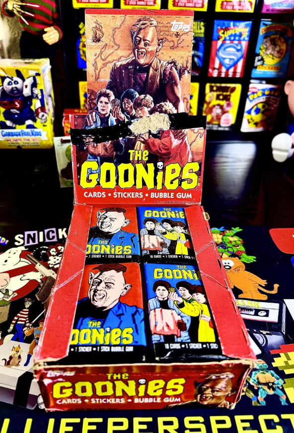 1x 1985 TOPPS The Goonies Sealed Wax Pack - 10 Cards + 1 Sticker Per Pack