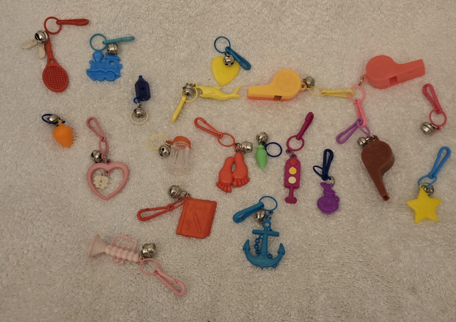 LOT OF 20 VINTAGE 1980'S BELL CLIP CHARM PLASTIC 80'S CHARMS LOT OF 20 VINTAGE 1980'S BELL CLIP CHARM PLASTIC 80'S CHARMS