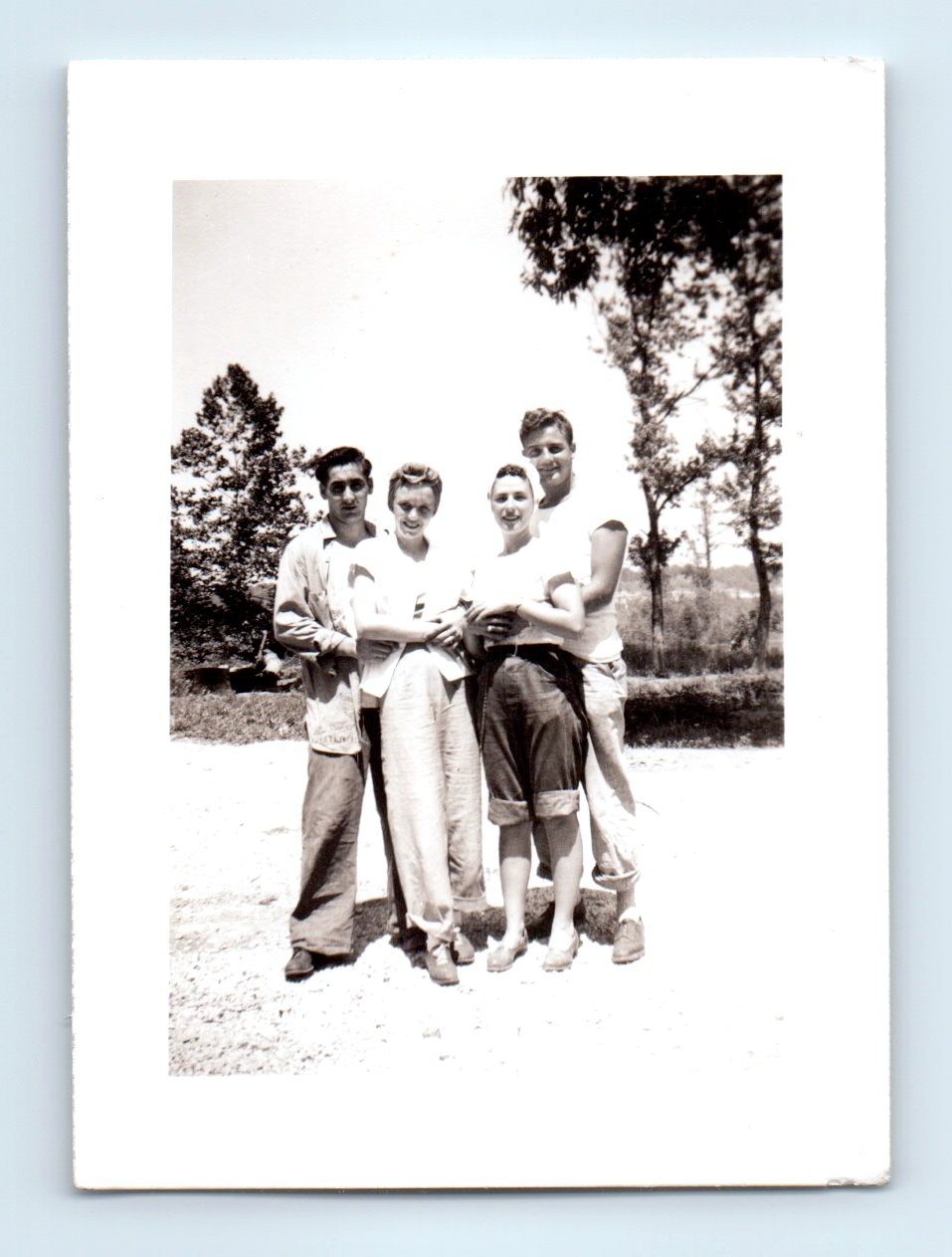 Old Vintage Photo AFFECTIONATE MEN WOMEN COUPLES OUTSIDE ORIGINAL SNAPSHOT