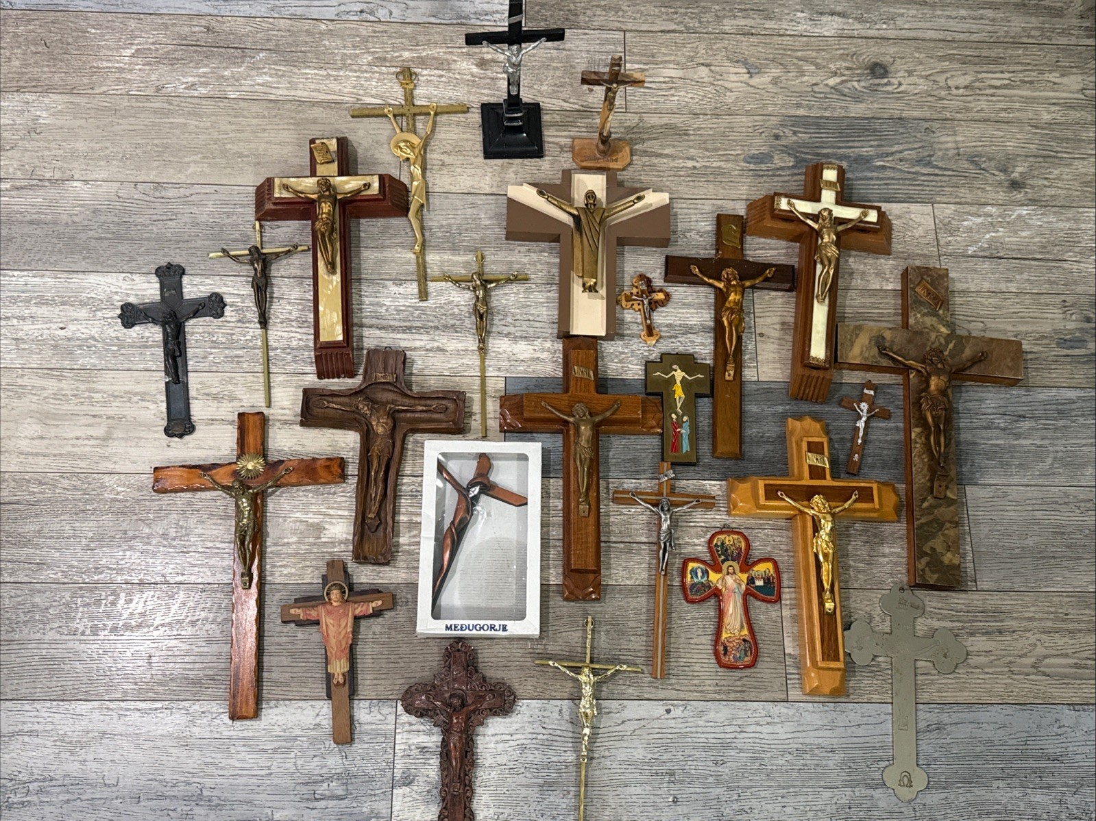 * LOT OF 25 ANTIQUE & VINTAGE NUNS CONVENT CRUCIFIXES WOW