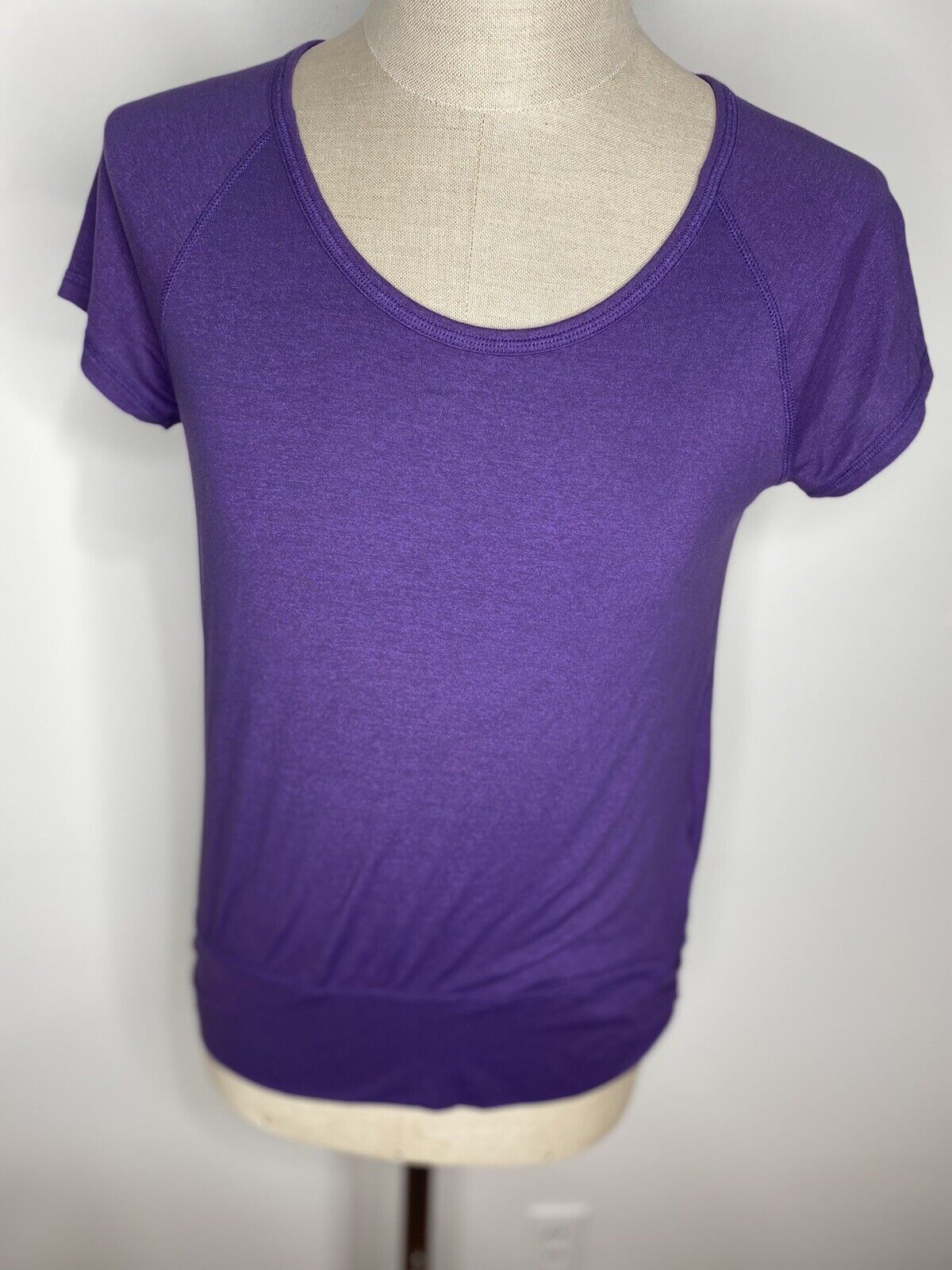 Athleta Womens T-Shirt Sz L Purple Top Ruched Athletic Short Sleeve Woorkout