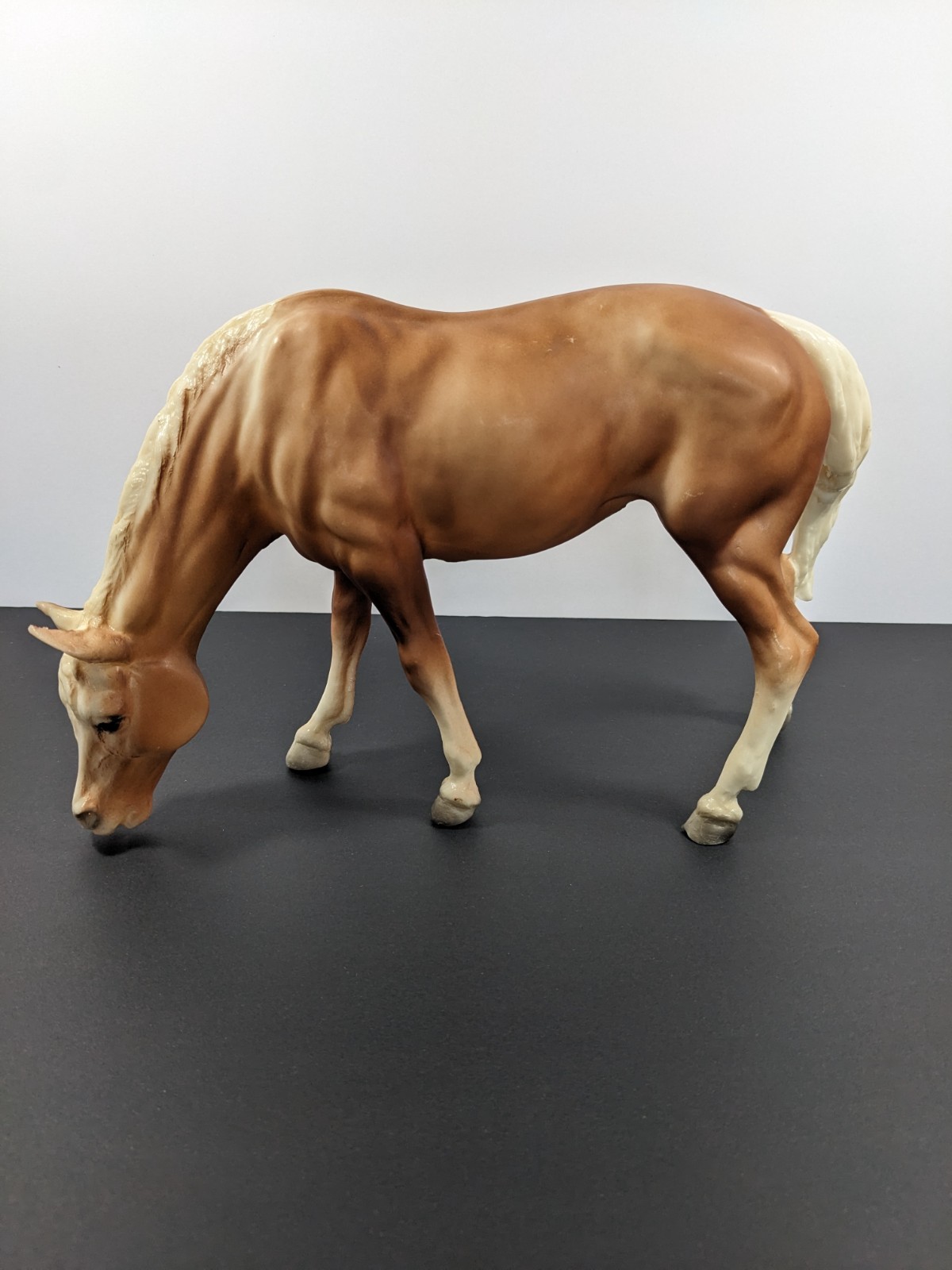 VINTAGE BREYER #143 GRAZING PALOMINO MARE PRE-OWNED