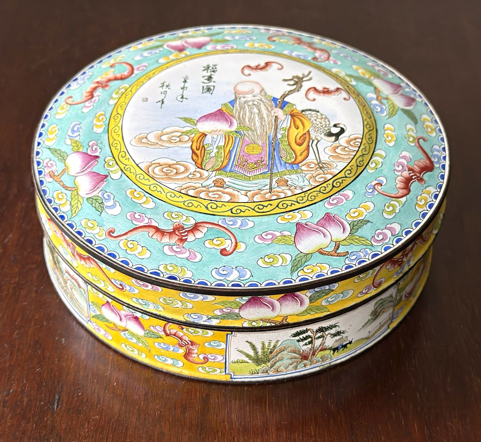 A CHINESE FAMILLE-ROSE PAINTED ENAMEL-ON-COPPER CIRCULAR COVERED BOX