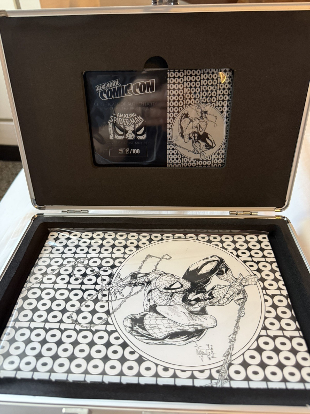 AMAZING SPIDERMAN 1000 JONATHAN URIBE B&W IN CASE NYCC 2026 VARIANT NM 58/100