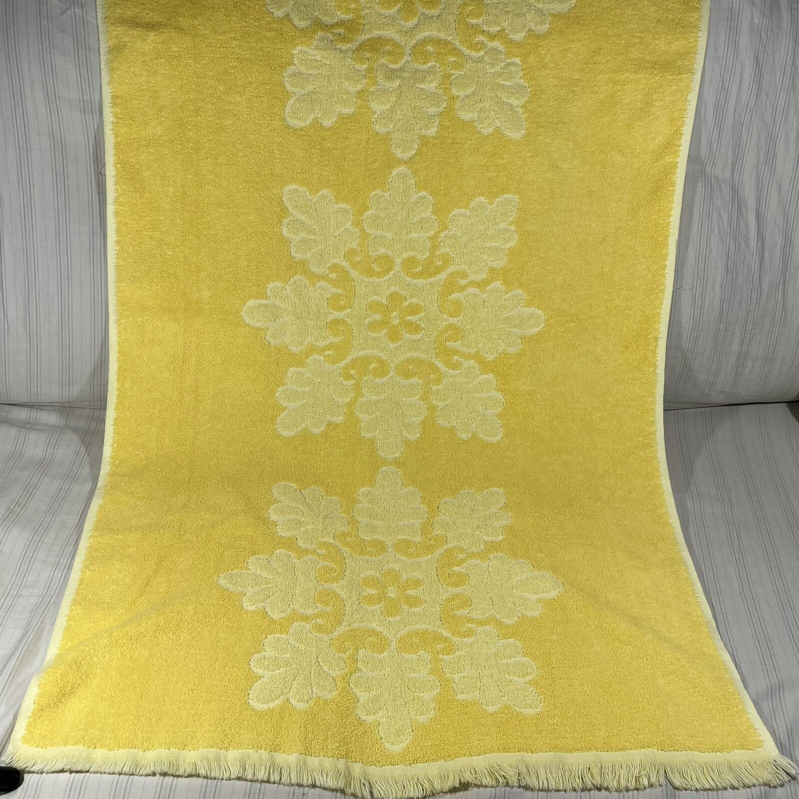 VTG Cannon Royal Family HTF Yellow Snowflake Bath Towel Fringe Sculpted X1 VTG Cannon Royal Family HTF Yellow Snowflake Bath Towel Fringe Sculpted X1