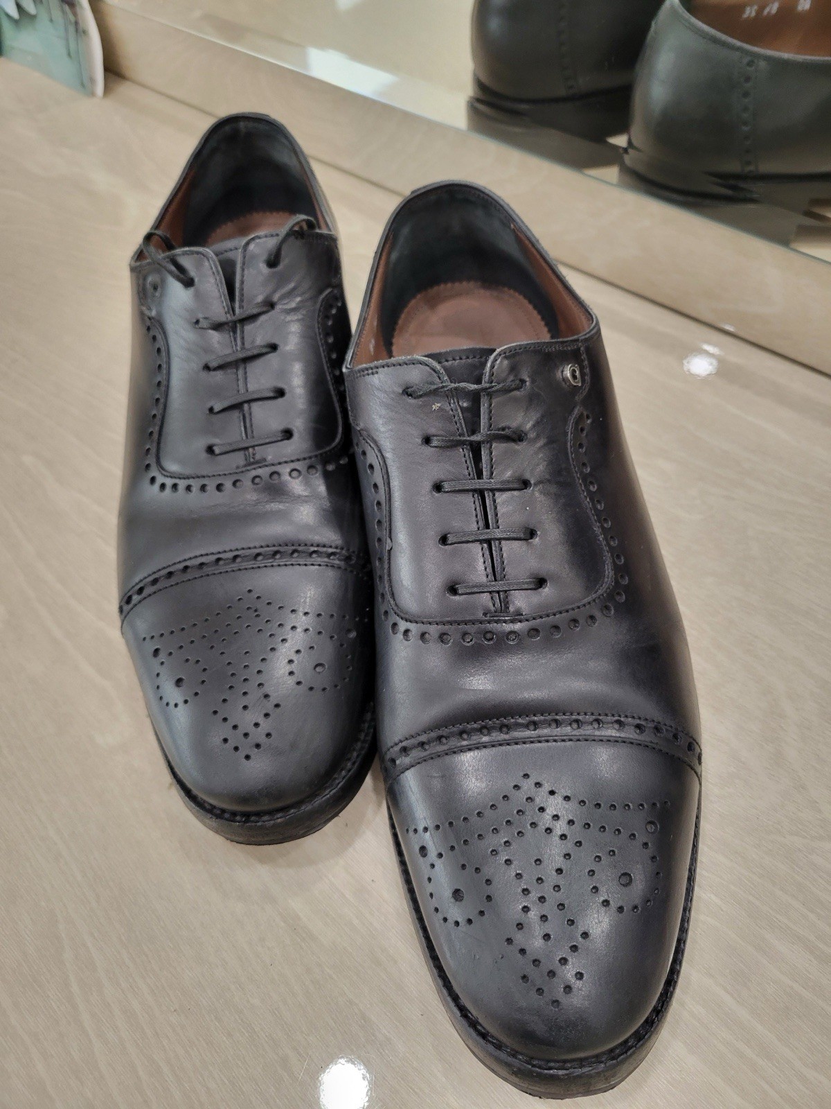 Salvatore Ferragamo Men\'s Black Leather Lace-Up 9.5EE LOGO on 1 shoe