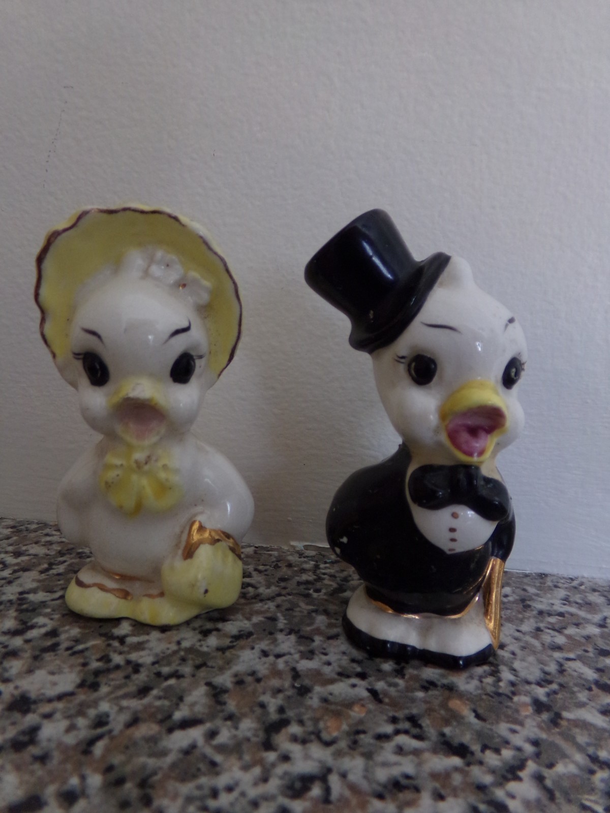 VINTAGE CUTE TINY DUCKS? CHICKS?  SALT & PEPPER #5675 PROBABLY JAPAN