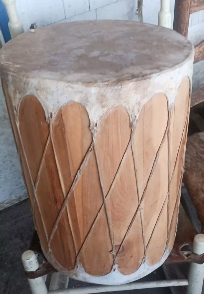 **AWESOME  VINTAGE  NATIVE AMERICAN  HANDMADE LARGE POW WOW TAOS DRUM  NICE\