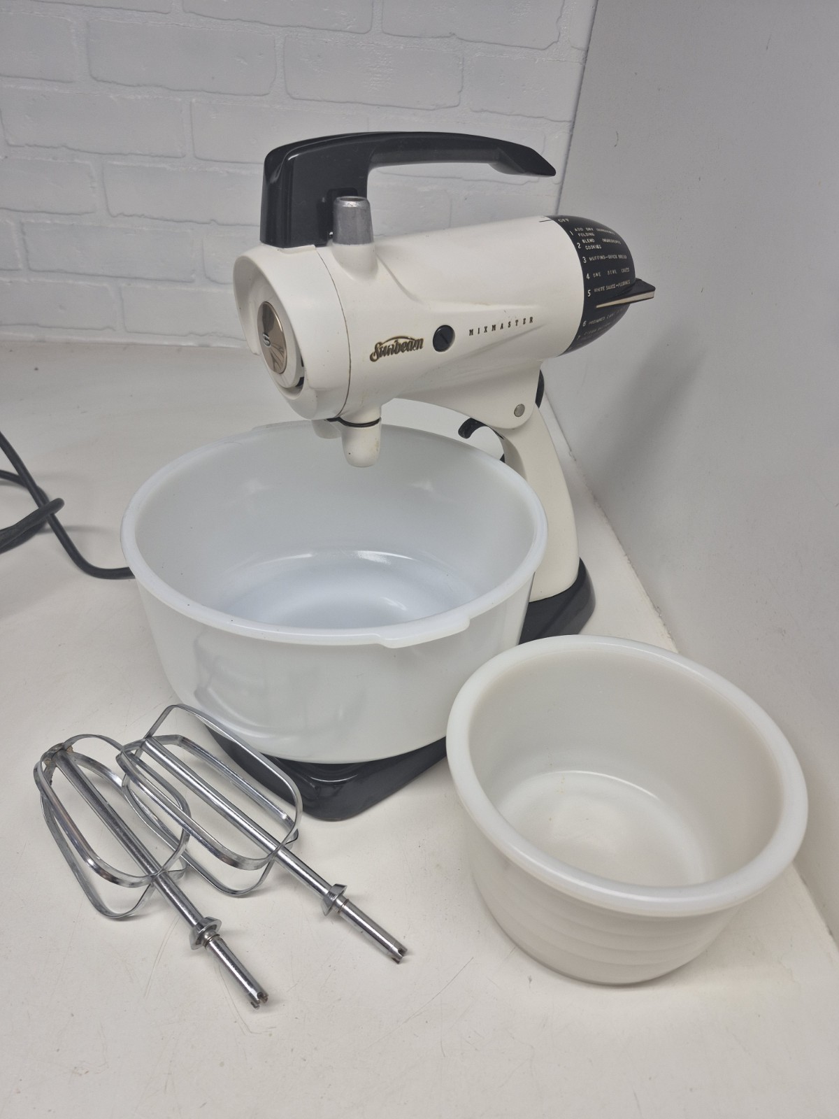 VTG 1950's Sunbeam Mixmaster Model 12 White Black Stand Mixer & 2 Glasbake Bowls