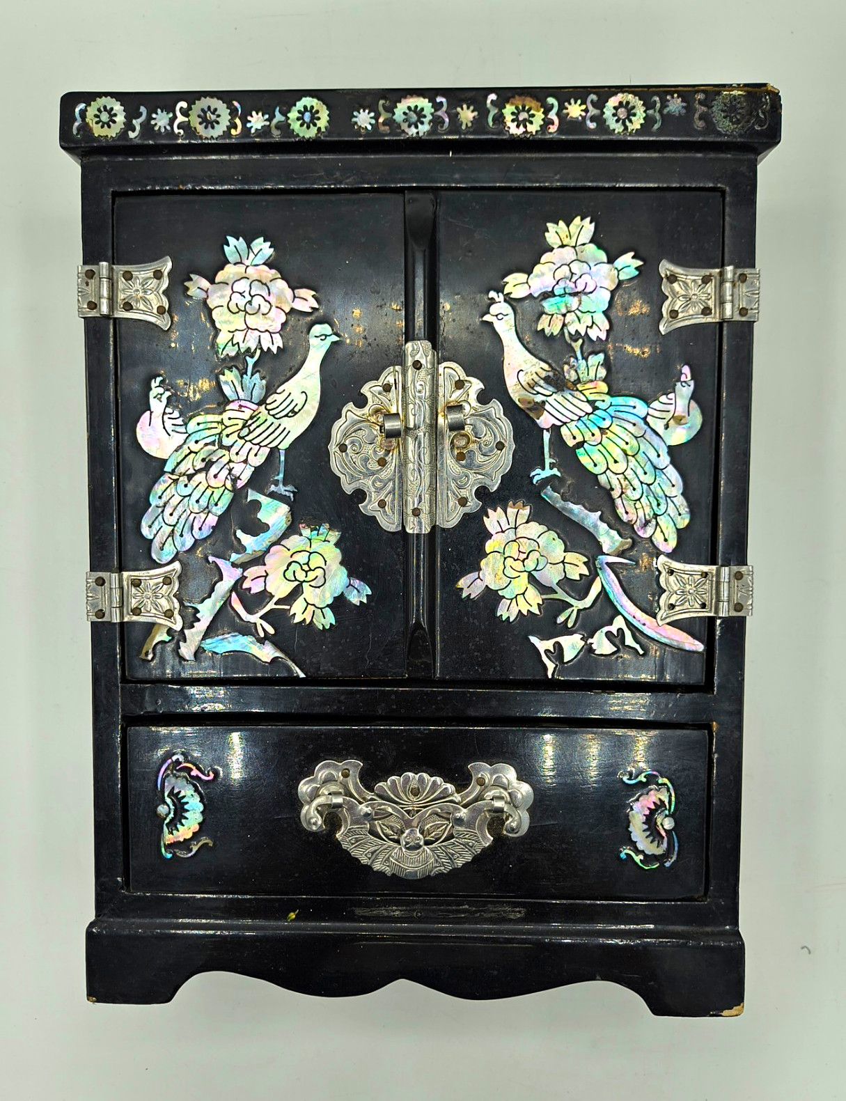 Japanese Vintage Black Lacquer Mother of Pearl Inlay Musical Jewelry Box