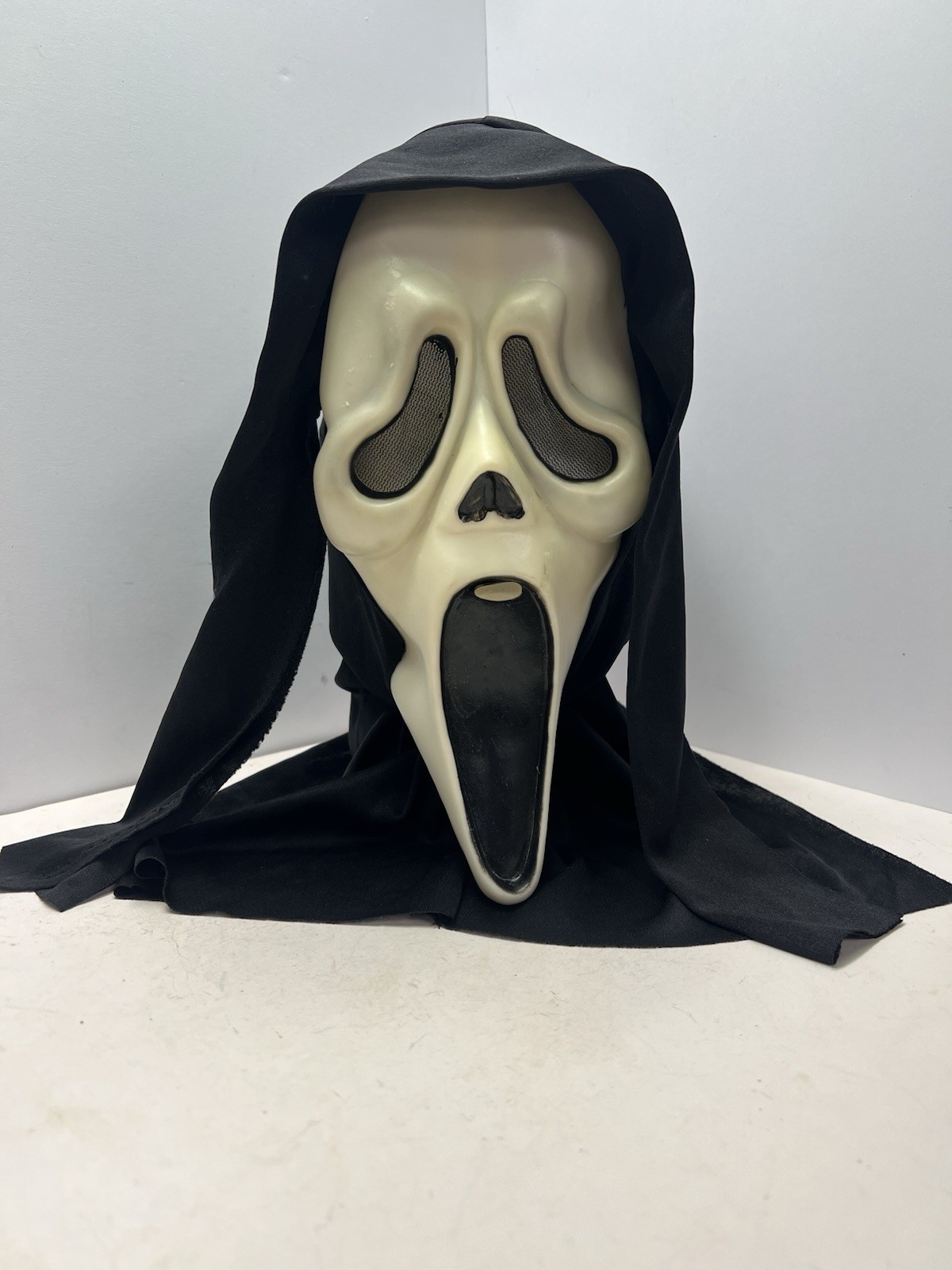 VTG Fun World DIV Ghost Face Scream Mask Poly Shroud Glow Ghostface Oddball