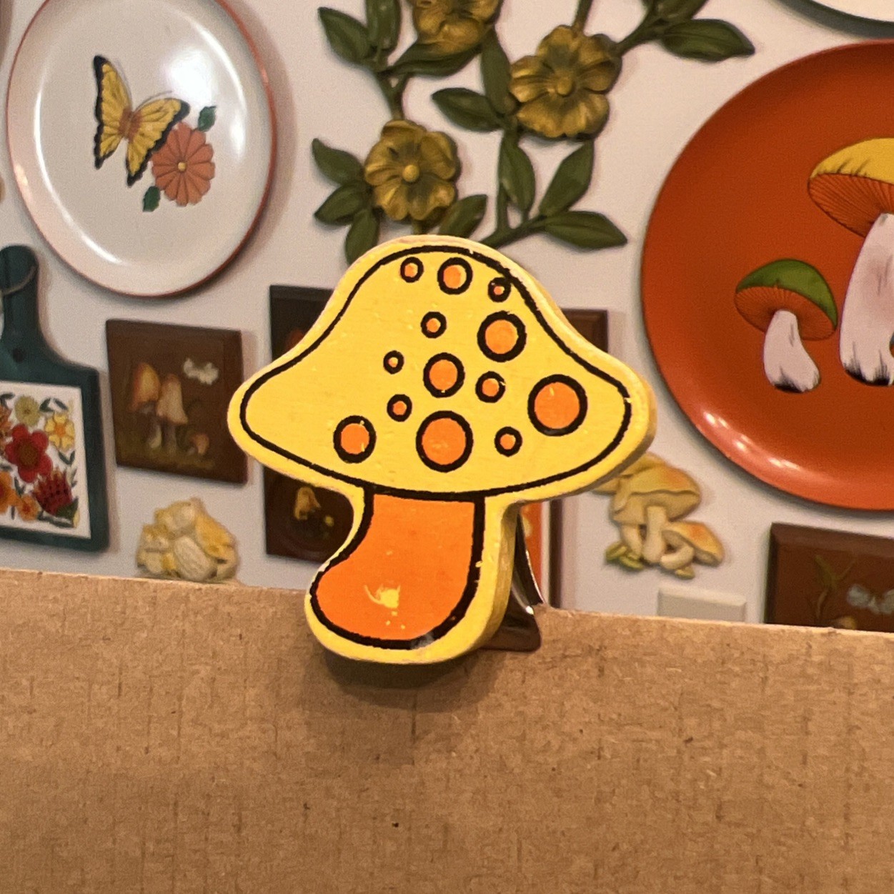 RARE Vintage 60/70’s Yellow Orange Counterpoint Wooden Mod Mushroom Clip, Read