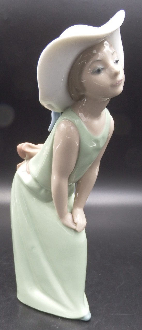 VTG Lladro Curious Girl with Straw Hat #5009 - No box EXC