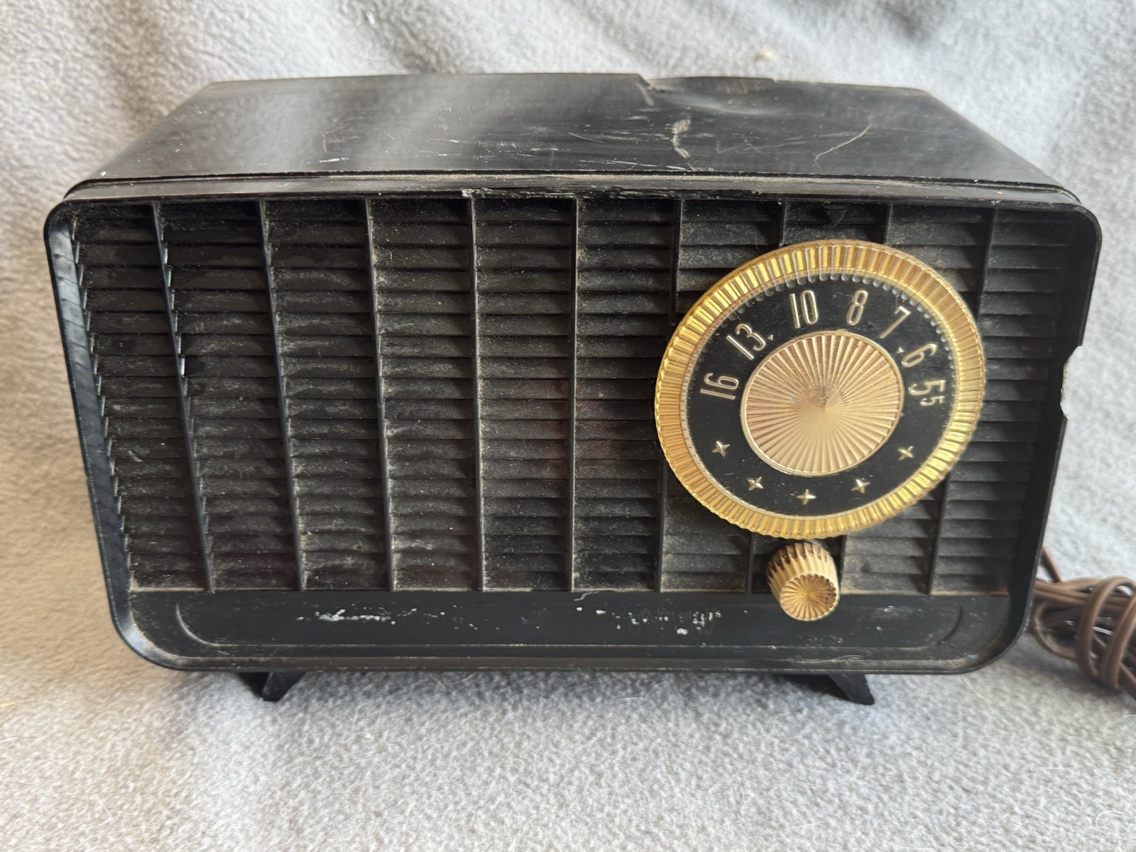 Bulova Lyric Table Tube AM Radio  Bakelite Model 310 USA Non Working. Damage.