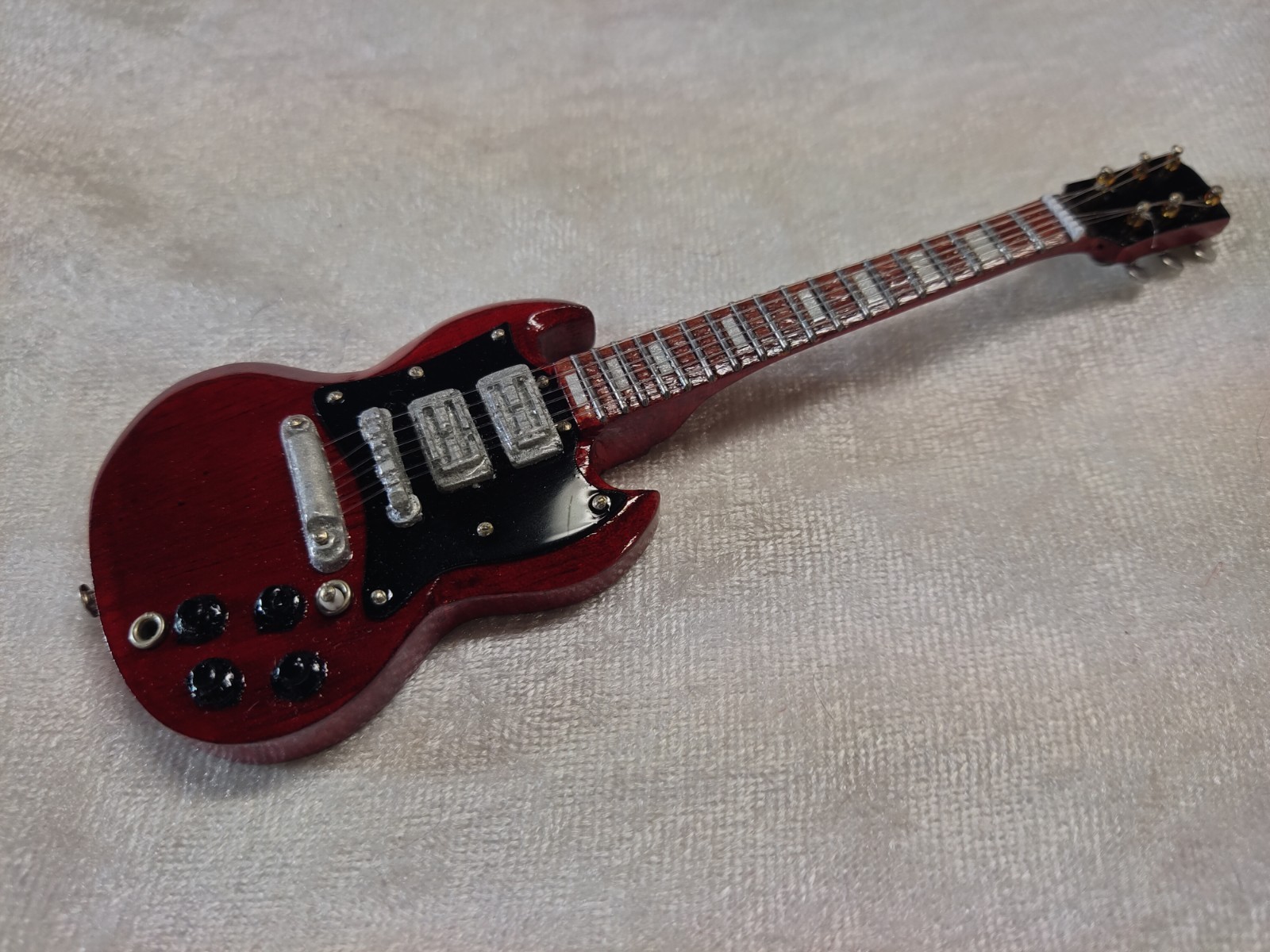 GIBSON SG 1:6 MINIATURE 15cm REPLICA 6\