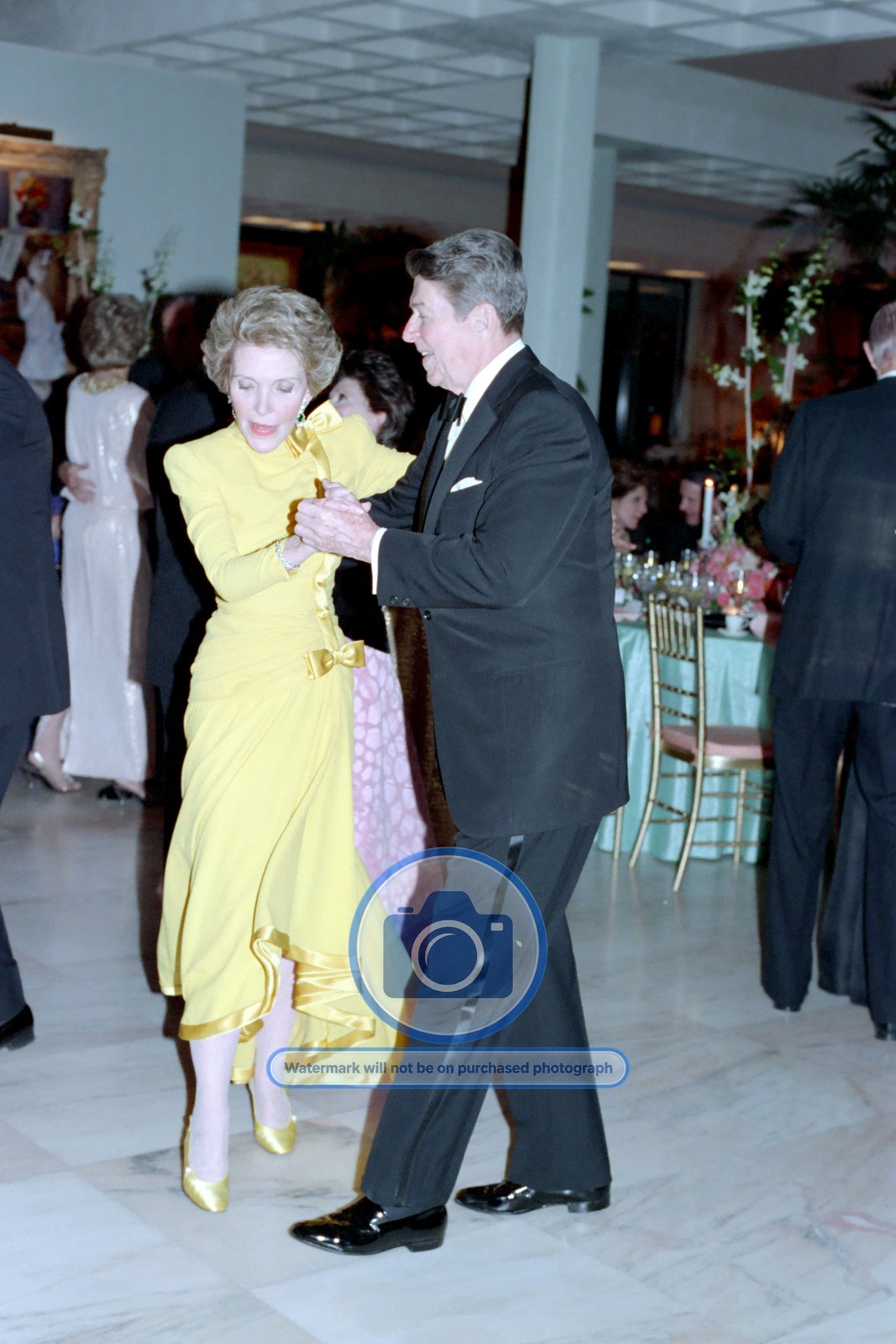 RONALD AND NANCY REAGAN DANCING AT SUNNYLANDS RANCHO MIRAGE 4X6 POSTCARD PHOTO