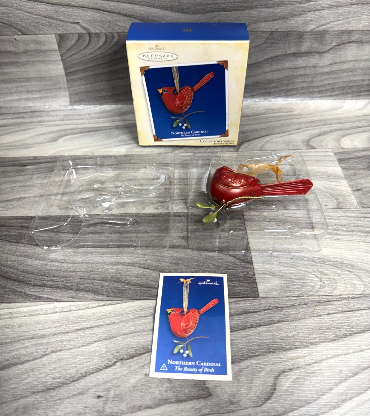 HALLMARK  KEEPSAKE NORTHERN CARDINAL BEAUTY OF BIRDS SERIES FIRST ORNAMENT 2005
