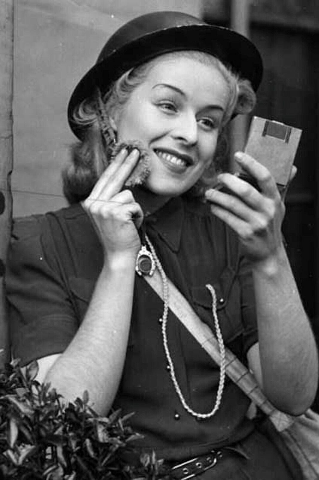 World War II women doing makeup WW2 Photo Glossy 4*6 in H034